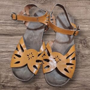 Croft & Barrow Tan Cutout Sandals Size 8